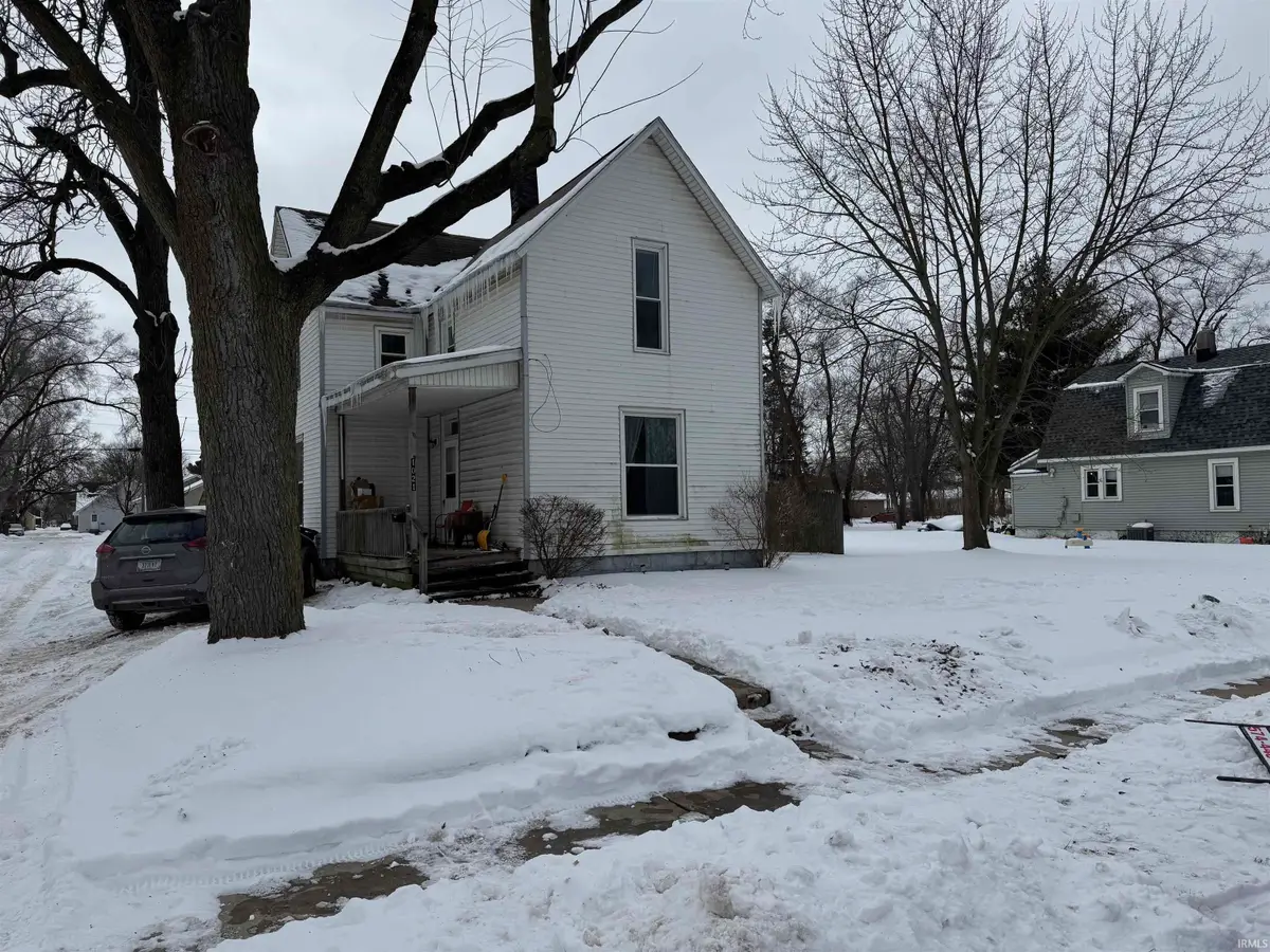 1021 W Cleveland Avenue, Elkhart, IN 46516 - #1