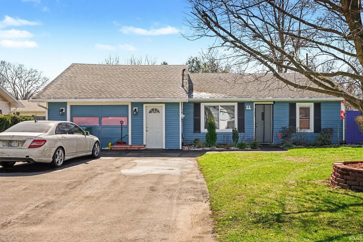 1203 W Mishawaka Road, Elkhart, IN 46517 - #1