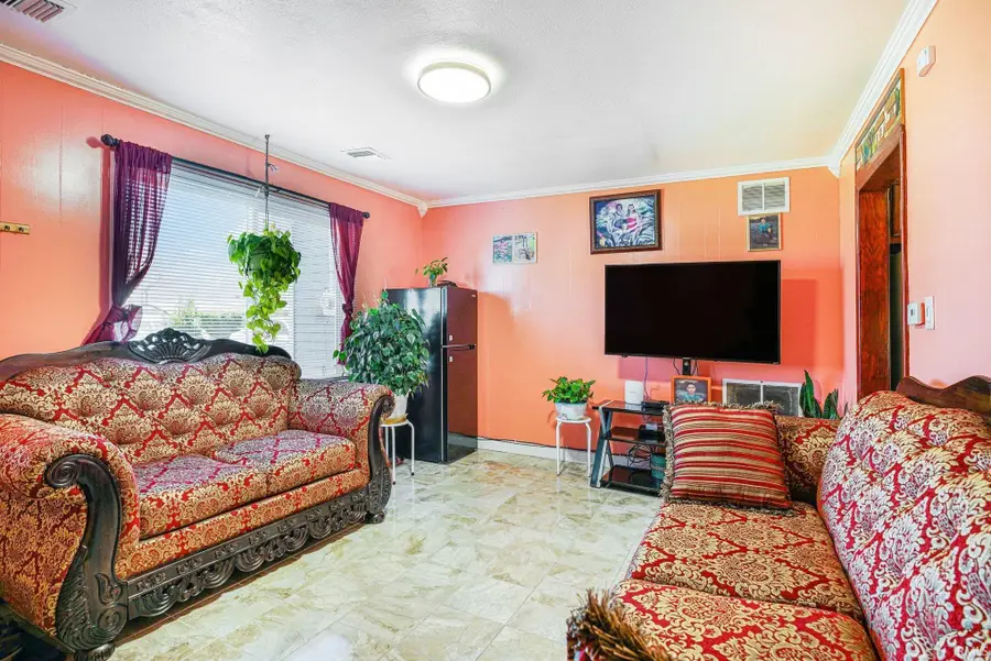 1203 W Mishawaka Road, Elkhart, IN 46517 - #3