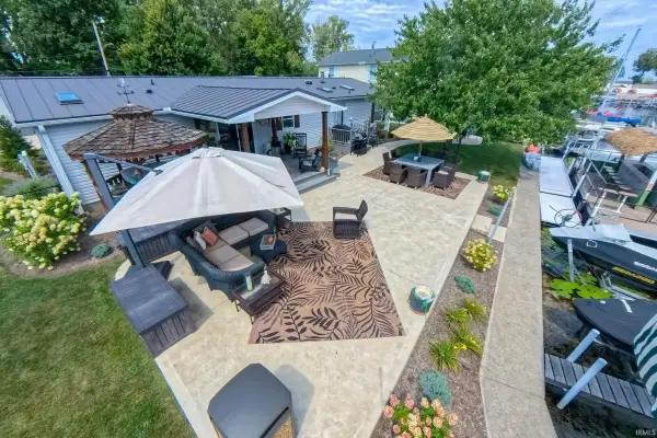 812 S Lakeside Drive, Syracuse, IN 46567
