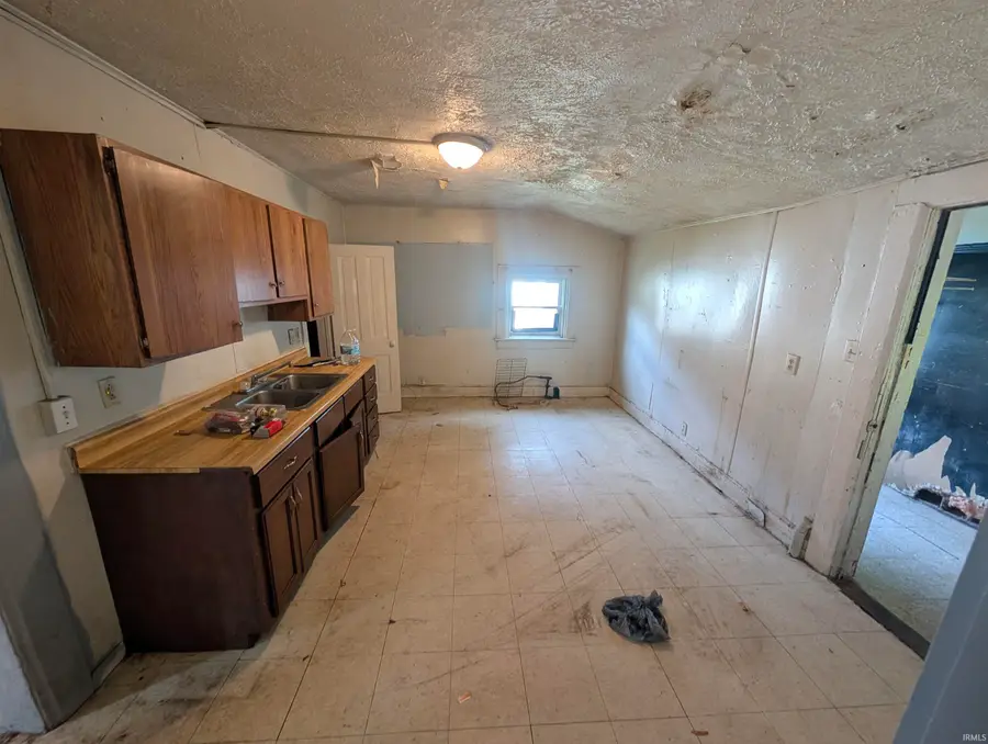 1028 W Garfield Avenue, Elkhart, IN 46516 - #2
