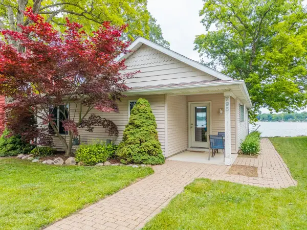 795 Lane 280 Hamilton Lk, Hamilton, IN 46742