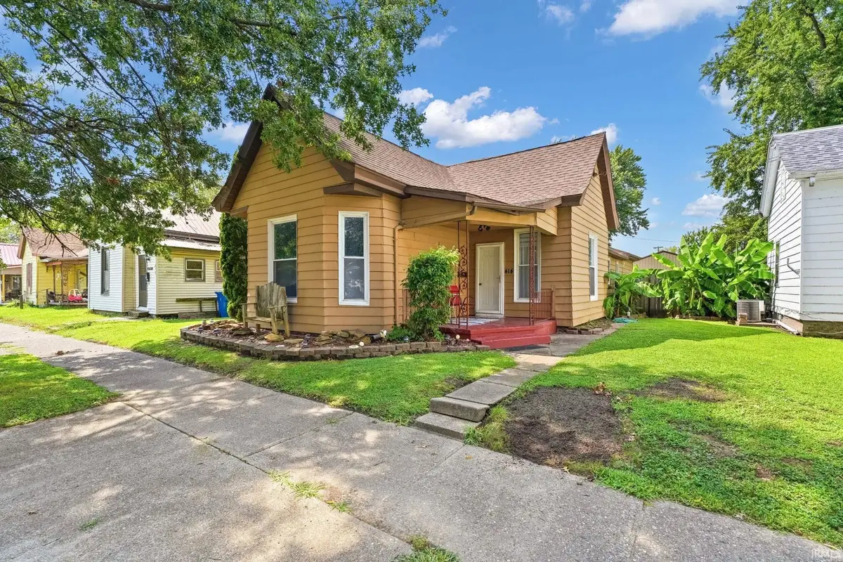 414 W 6th Street, Mount Carmel, IL 62863 - #1