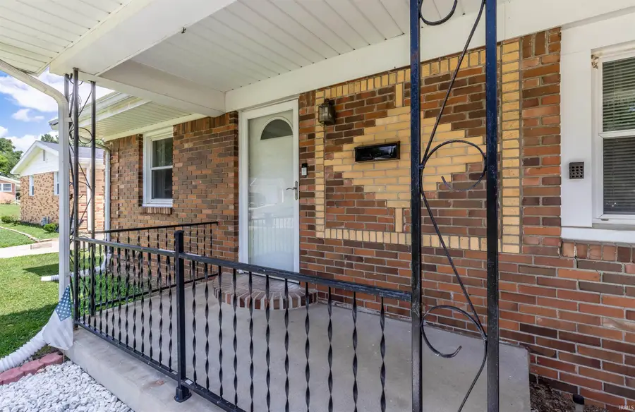 1009 N Fairlawn W Circle, Evansville, IN 47711 - #2