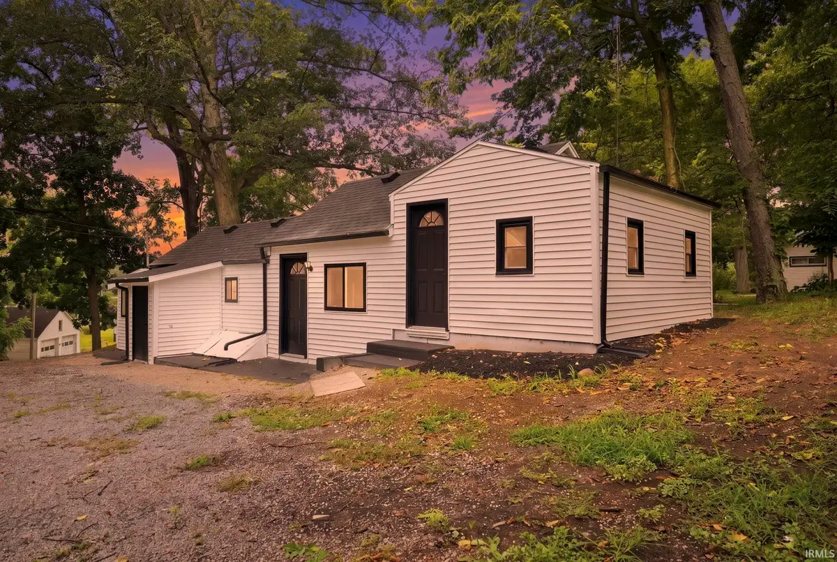 3240 W Shoreline Drive, Columbia City, IN 46725 - #1