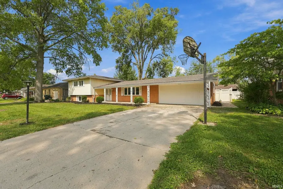 2304 W Cambridge Drive, Muncie, IN 47304 - #2