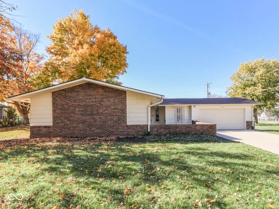 952 Santa Ana Drive, Greenwood, IN 46143 - Image #2