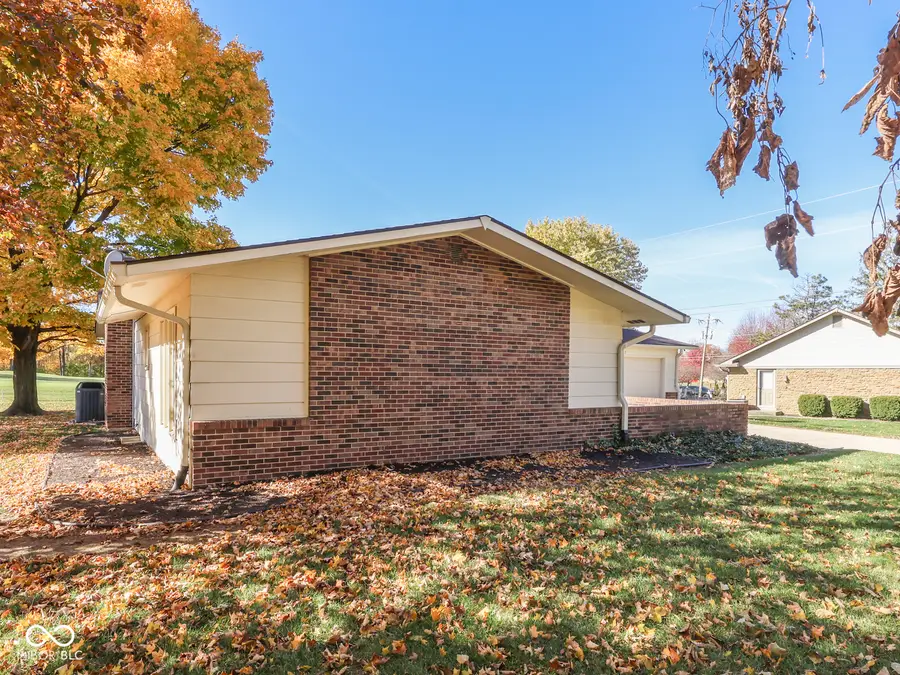 952 Santa Ana Drive, Greenwood, IN 46143 - Image #3