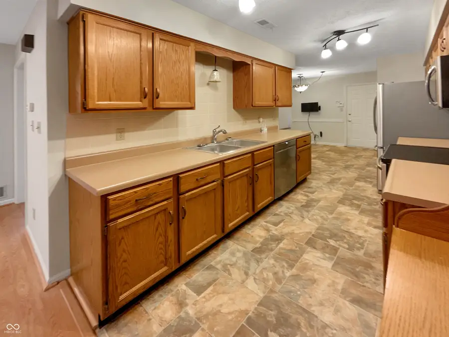 9285 Golden Oaks E, Indianapolis, IN 46260 - Image #2