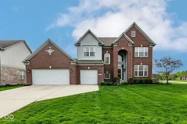 6821 Woodhaven Place, Zionsville, IN 46077