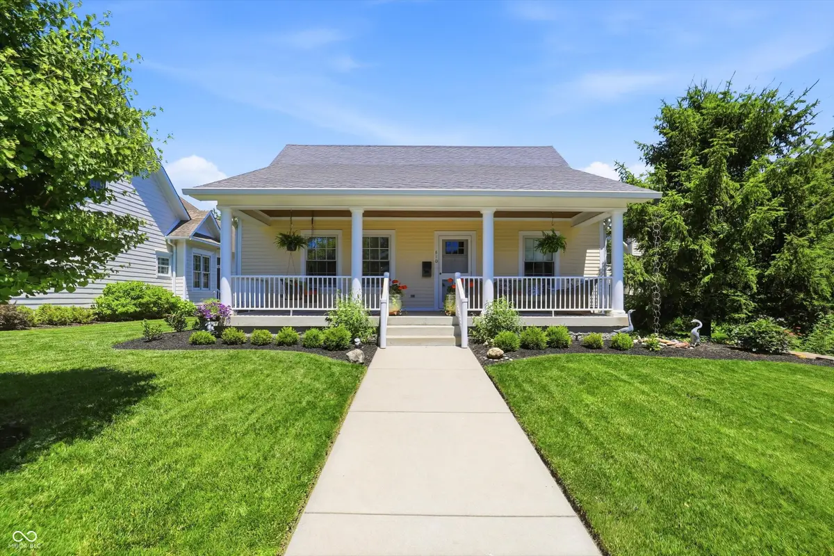 810 W Pine Street, Zionsville, IN 46077 - #1