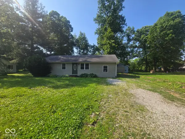 102 E Davidson Street, Staunton, IN 47881