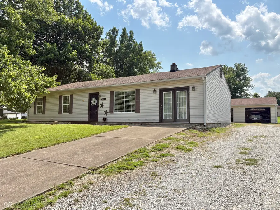 8862 N Shawnee Drive, Columbus, IN 47201 - #2