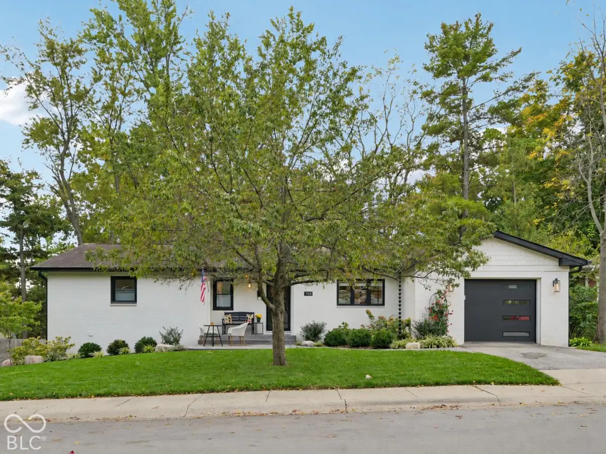 765 W Pine Street, Zionsville, IN 46077 - #1