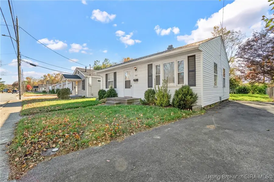 702 Crestview Court, Jeffersonville, IN 47130 - Image #2