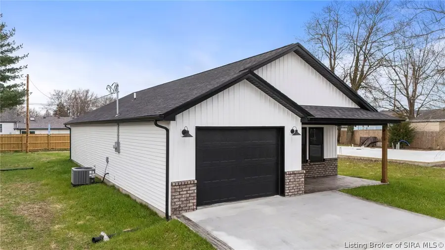 633 W Cherry Street, Scottsburg, IN 47170 - #2