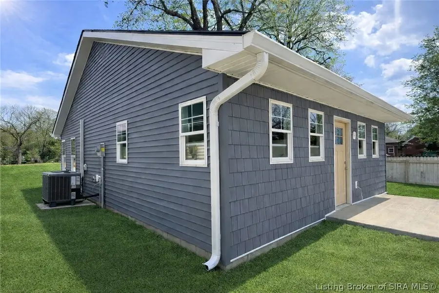 623 Main St, Jeffersonville, IN 47130 - #2