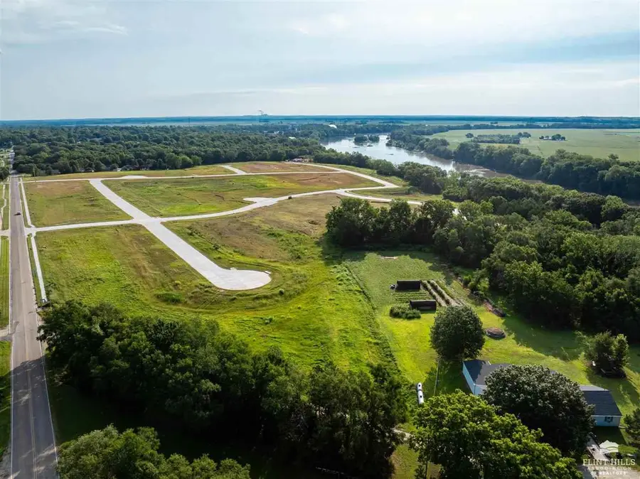 304 Overbrook Drive, Wamego, KS 66547 - #2