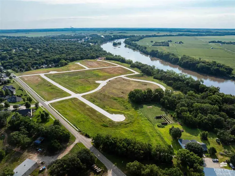 205 Pebblebrook Circle, Wamego, KS 66547 - #2