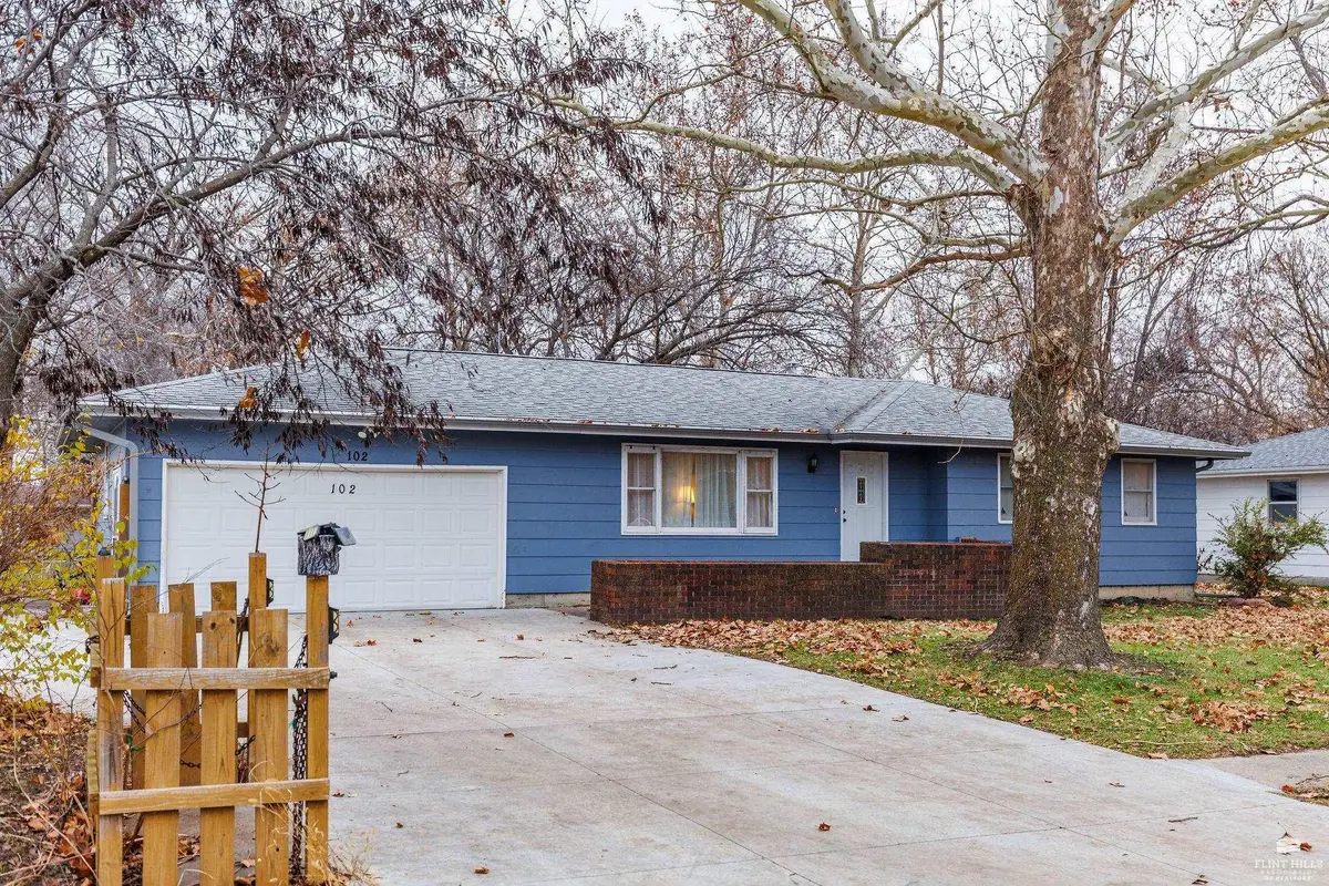 102 Navarre Street, Rossville, KS 66533 - Image #1