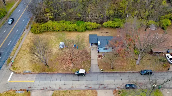 1105 Village Dr, Manhattan, KS 66503