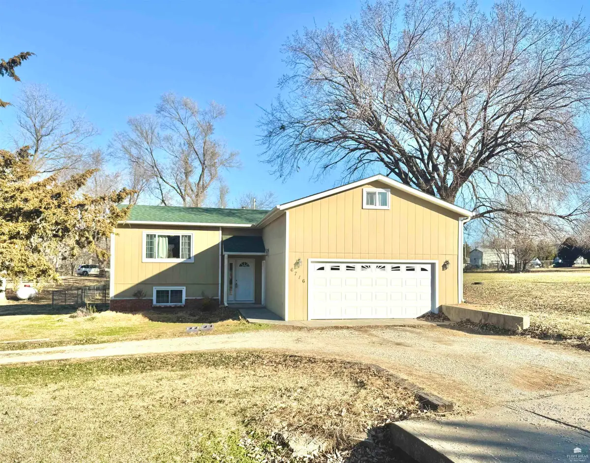 6716 Deer Trail Road, Manhattan, KS 66503 - Image #1