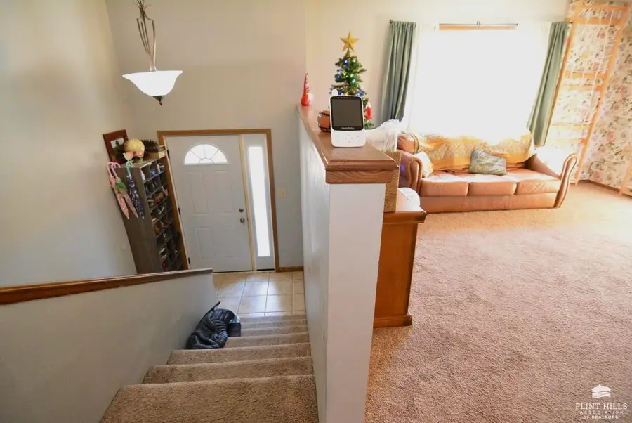 6716 Deer Trail Road, Manhattan, KS 66503 - Image #2