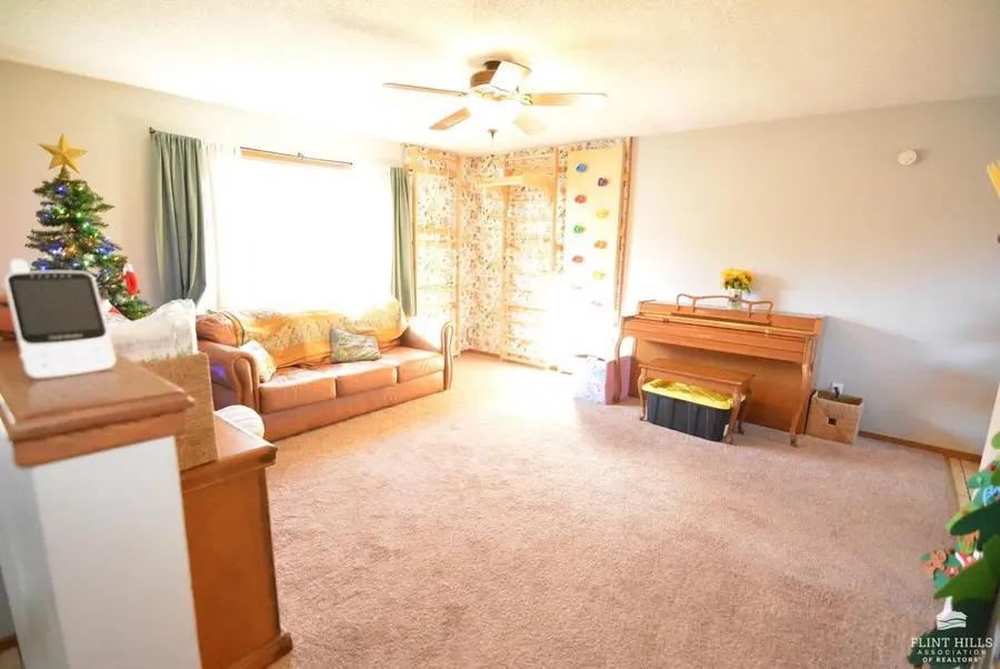 6716 Deer Trail Road, Manhattan, KS 66503 - Image #3