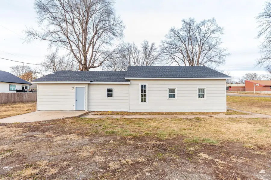 201 Pierce St, Maple Hill, KS 66507 - #2