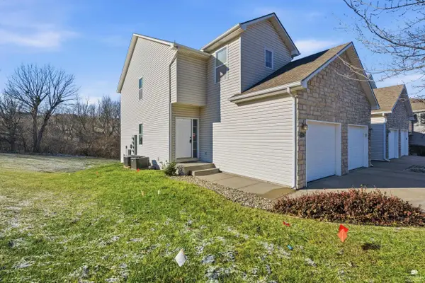 916 Oakbrook Place, Manhattan, KS 66503