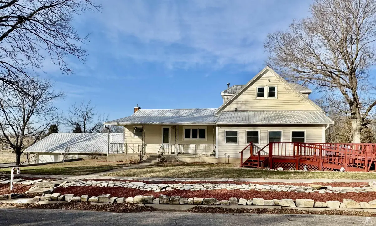 236 W Oak Street, Waterville, KS 66548 - #1