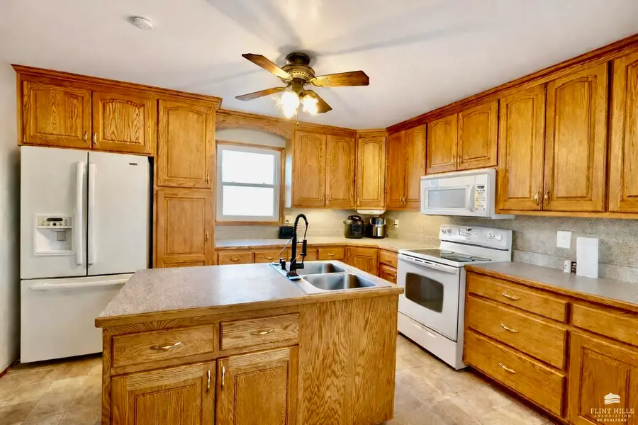 236 W Oak Street, Waterville, KS 66548 - #3