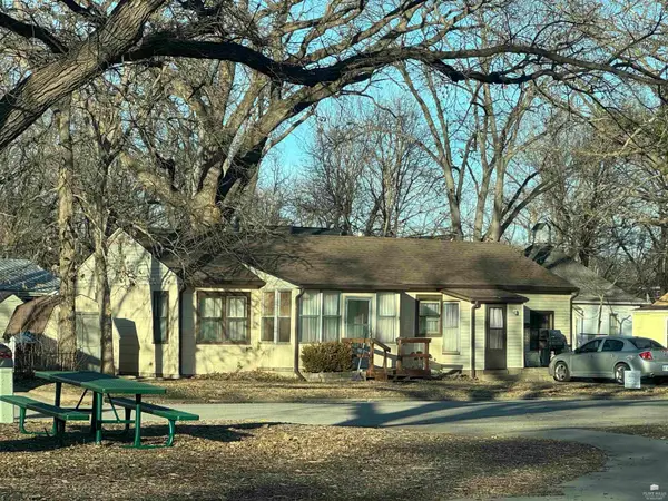 606 E 6th Street, Wamego, KS 66547