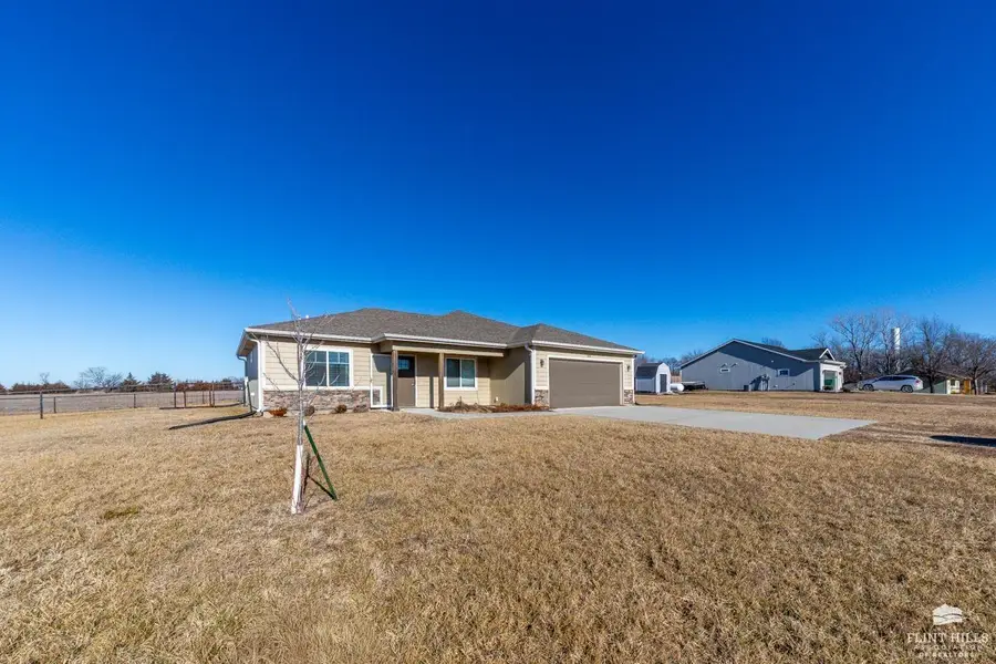 105 W D Street, Olsburg, KS 66520 - #3