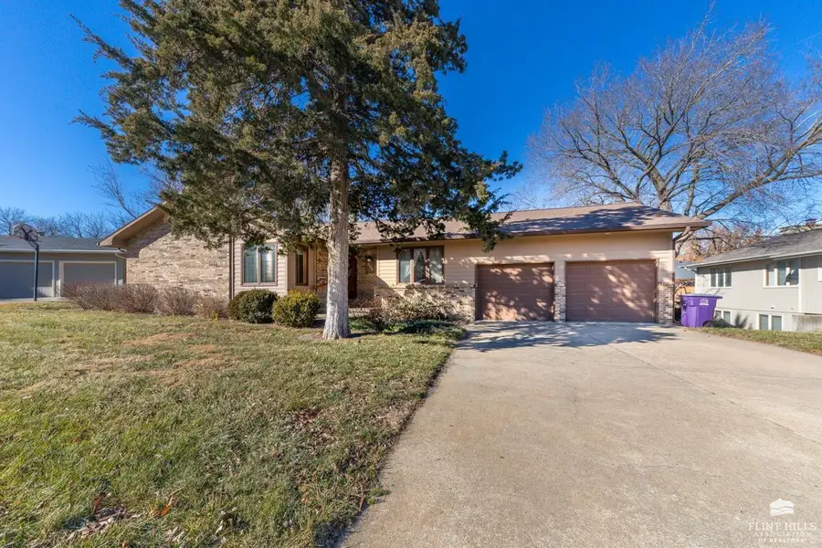 2113 Hillview Drive, Manhattan, KS 66502 - Image #2