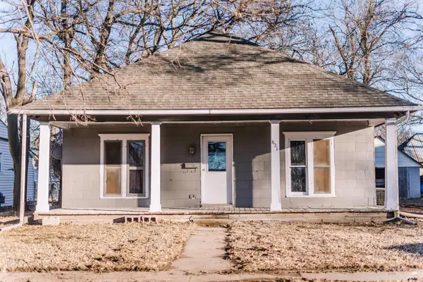 821 Lincoln Drive, Clay Center, KS 67432