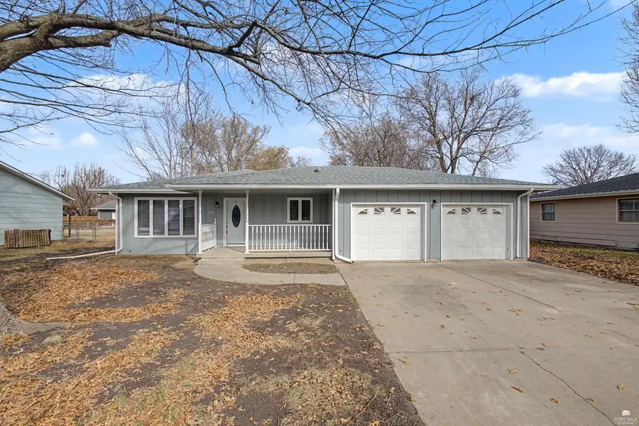 209 Harvey Drive, Manhattan, KS 66502 - #2
