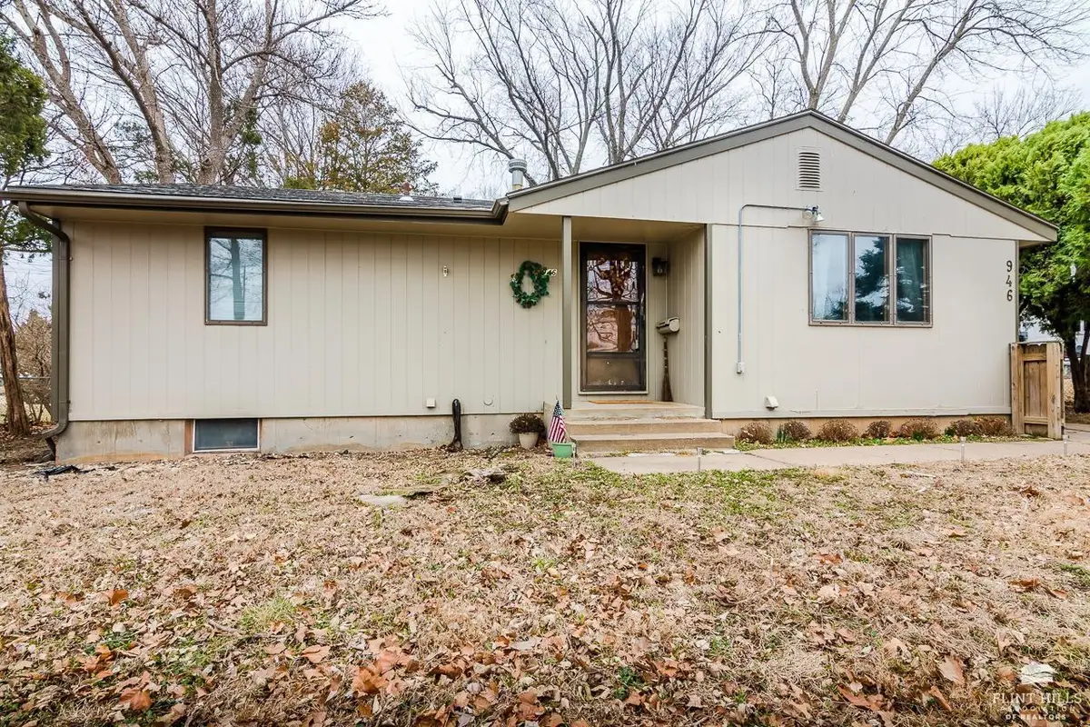 946 Mission Avenue, Manhattan, KS 66502 - #1