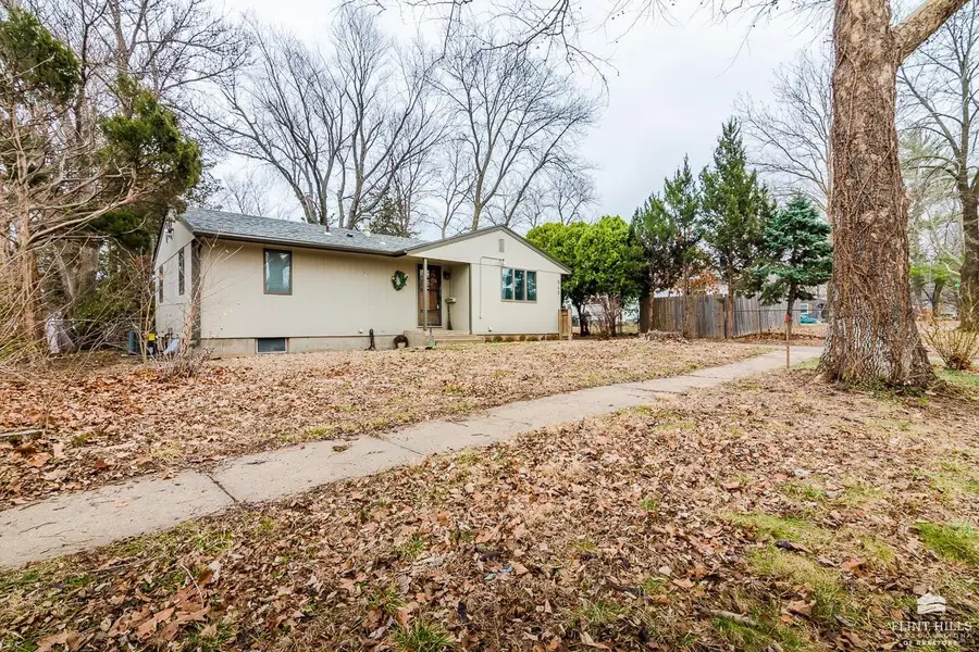 946 Mission Avenue, Manhattan, KS 66502 - #2