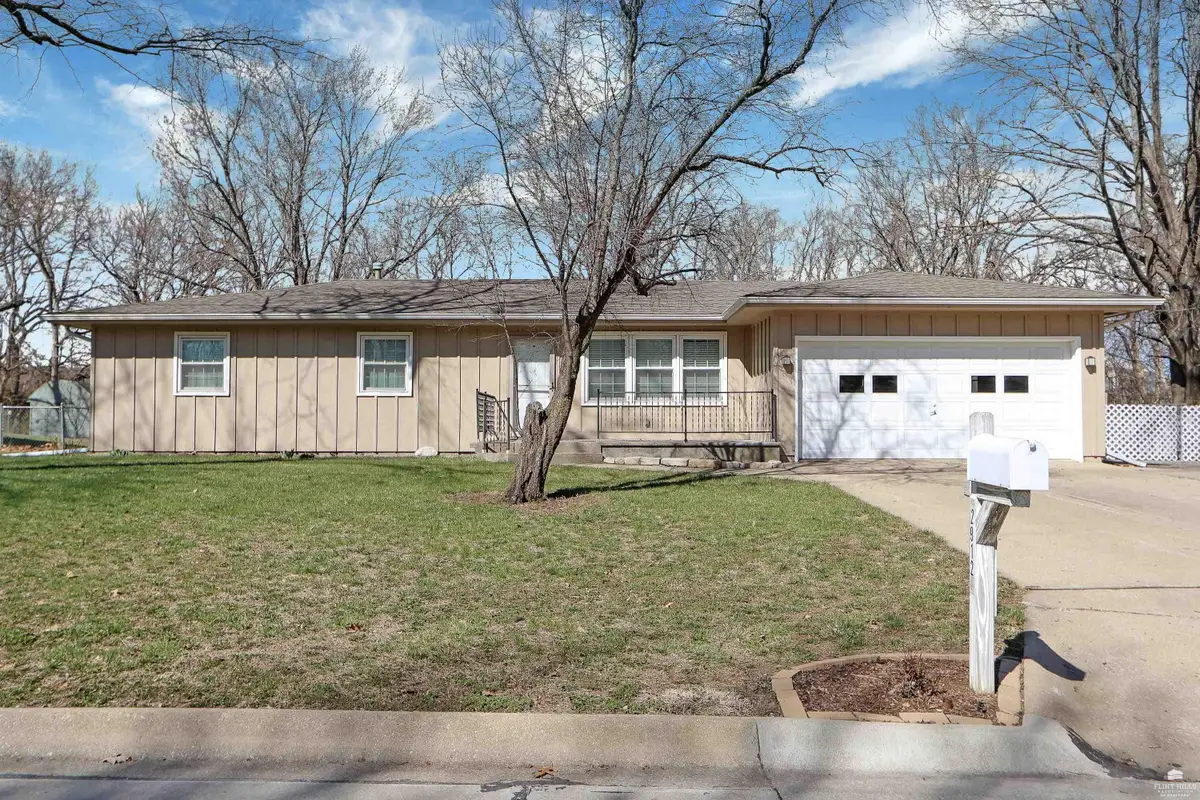 2912 Gary Avenue, Manhattan, KS 66502 - #1
