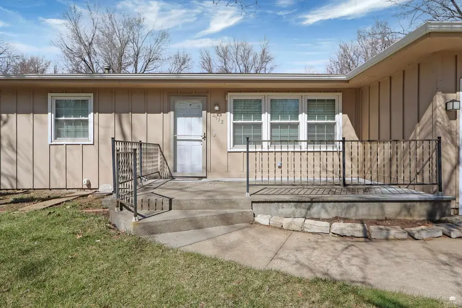 2912 Gary Avenue, Manhattan, KS 66502 - #2
