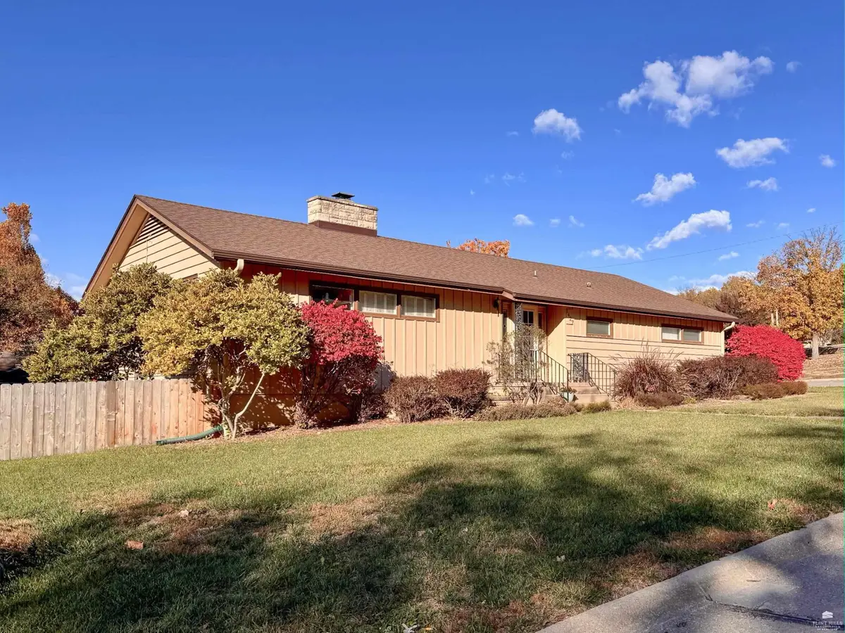 1427 Sunny Slope Ln, Manhattan, KS 66502 - #1
