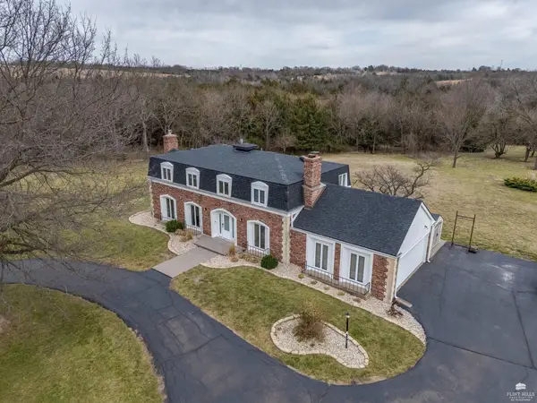 4210 Wam-teau Drive, Wamego, KS 66547