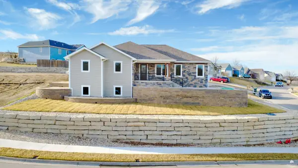 216 Highland Pointe Drive, Manhattan, KS 66503