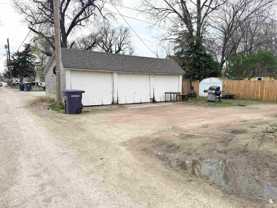 915 N 8th Street, Manhattan, KS 66502 - #3