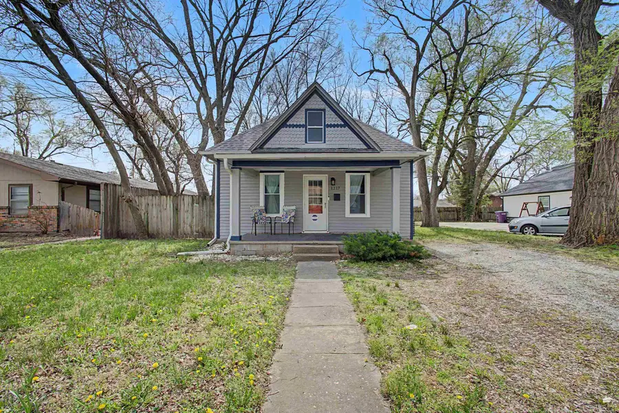 1217 Yuma St, Manhattan, KS 66502 - #2