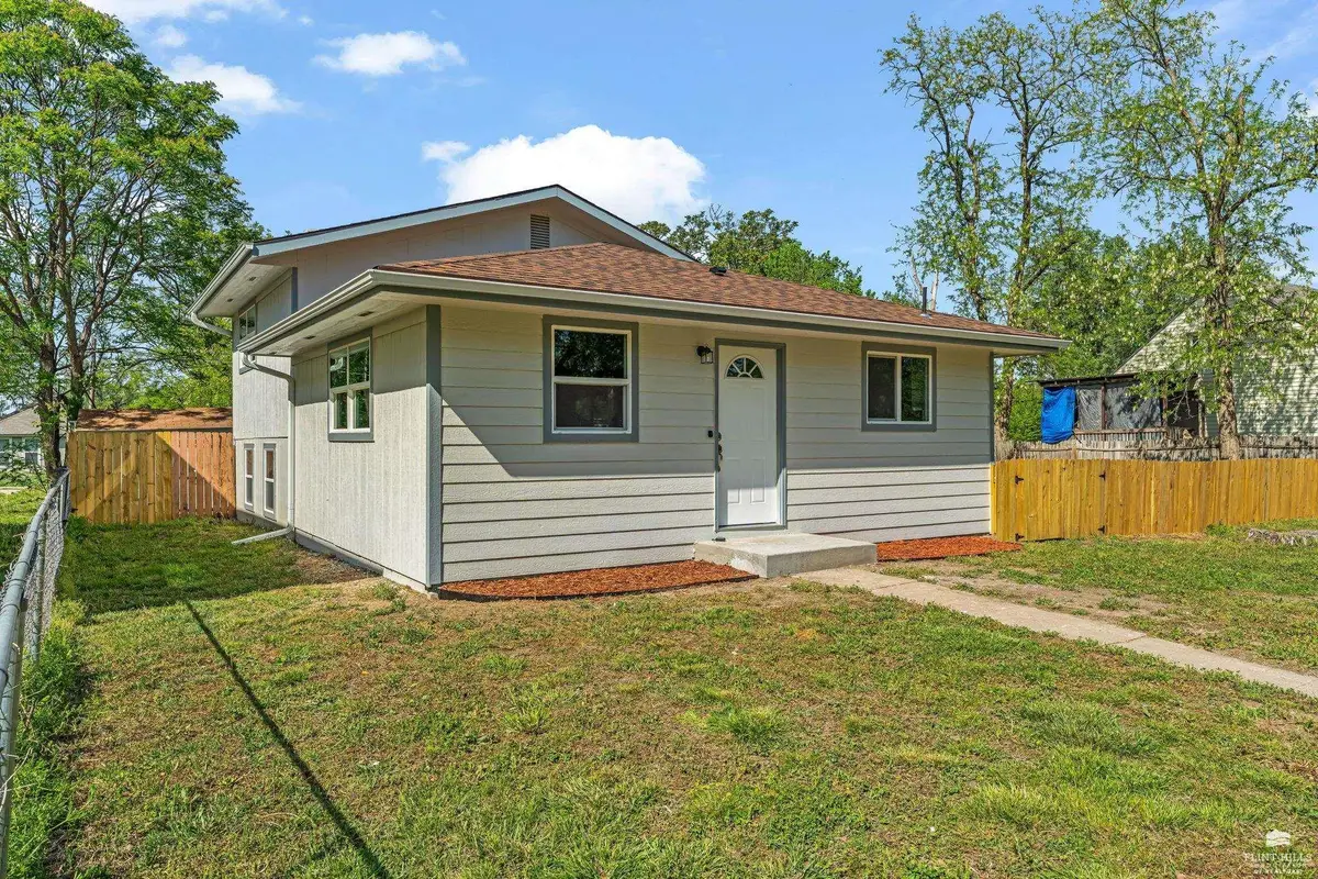 810 W 10th, Junction City, KS 66441 - #1