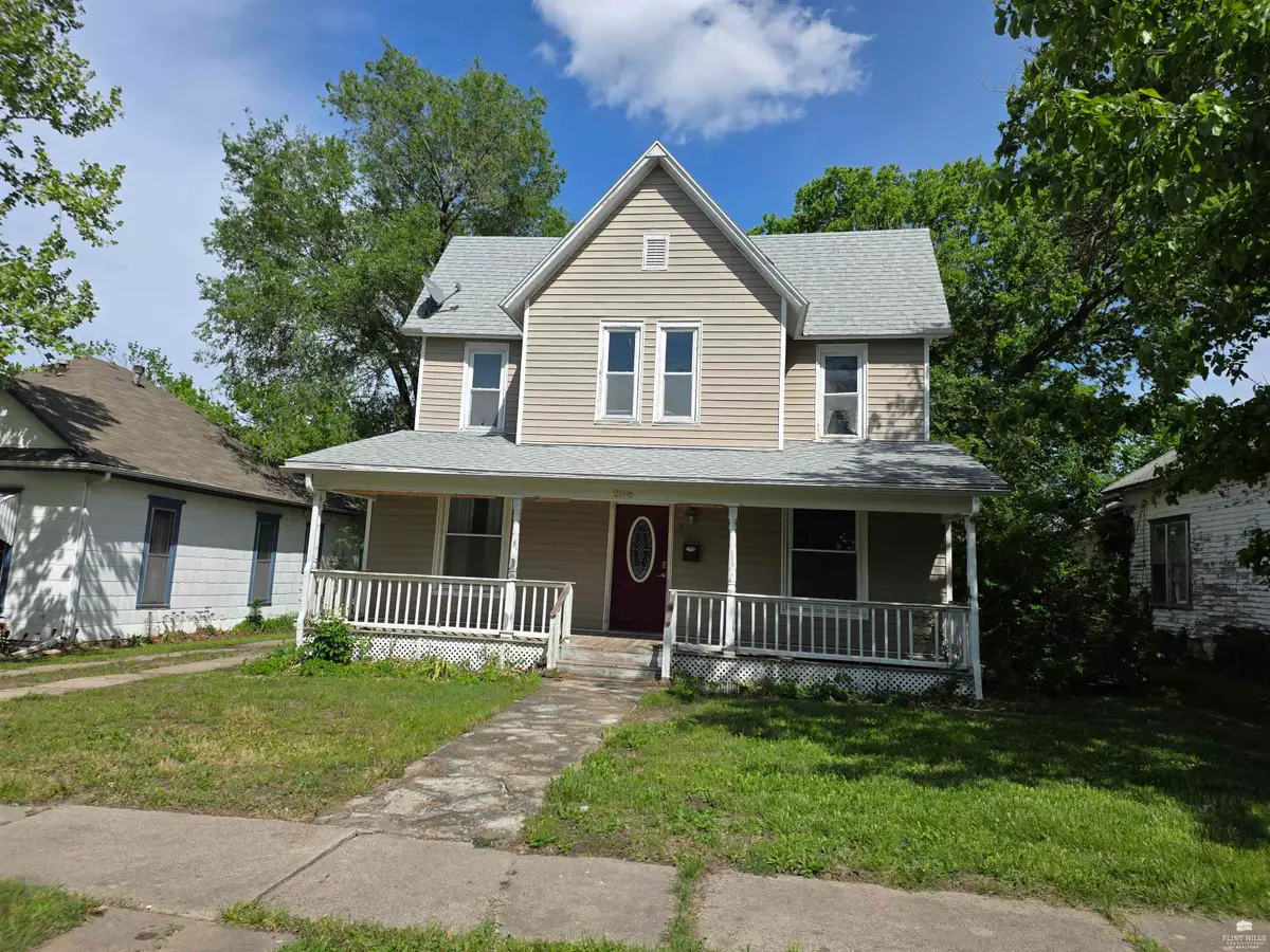 208 S C, Herington, KS 67449 - #1
