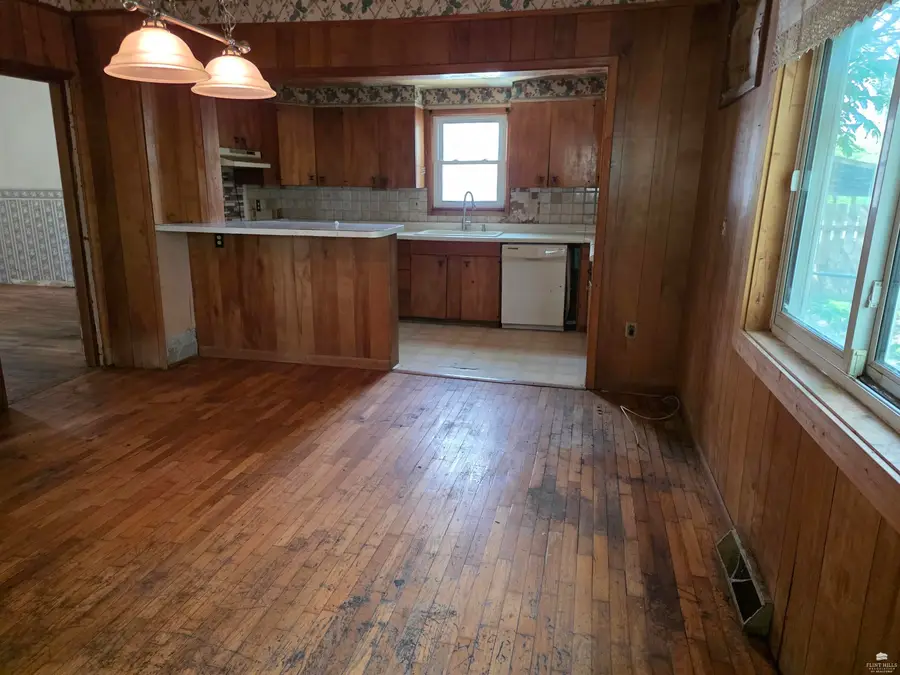 208 S C, Herington, KS 67449 - #3