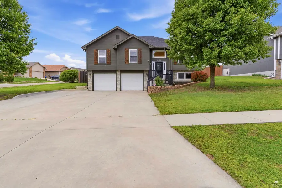 2330 Bridle Trail, Junction City, KS 66441 - #2